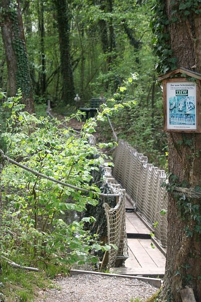 Schwimmbrücke, Wackelbrücke